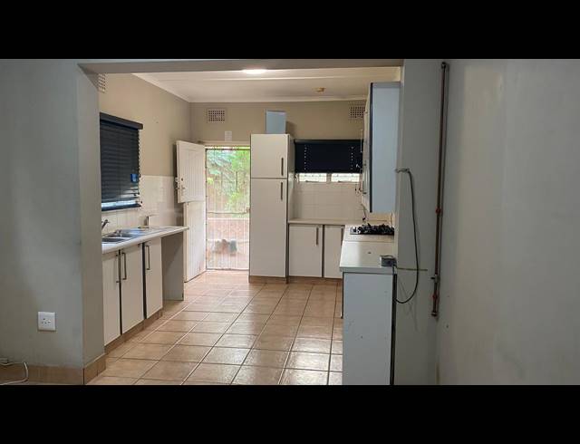2.5 BEDROOM FLAT TO LET IN ESSENWOOD